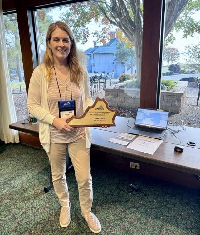 Sara Kidd holds award FishSwimPlay.com won